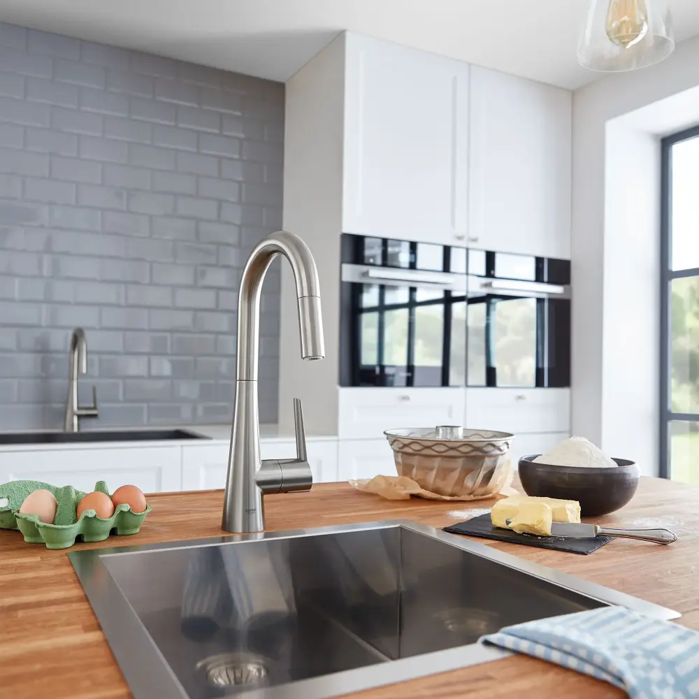 Dual-jet pull-down spray faucet alternate sink